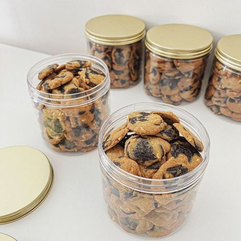 Messy Cookies In A Jar, Cookie Packaging Aesthetic, Cinnamon Roll Packaging For Bake Sale, Brownie Bites Packaging, Mini Cookies Packaging, Cookies Packaging, Biscuits Packaging, Baking Packaging, Dessert Packaging