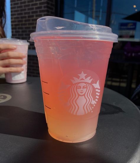 Biggie Aesthetic, Strawberry Açaí Lemonade, Lemonade Refresher, Cold Starbucks Drinks, Pink Starburst, Strawberry Acai, Digital Photo Album, Starbucks Refreshers, Peach Juice