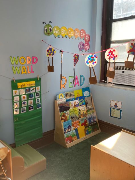 Decorating Preschool Classroom, Preschool Art Wall, Preschool Wall Decoration Ideas, Preschool Display Boards, Preschool Displays, Tk Classroom, Classroom Wall Displays, Classroom Boards, Daycare Decor