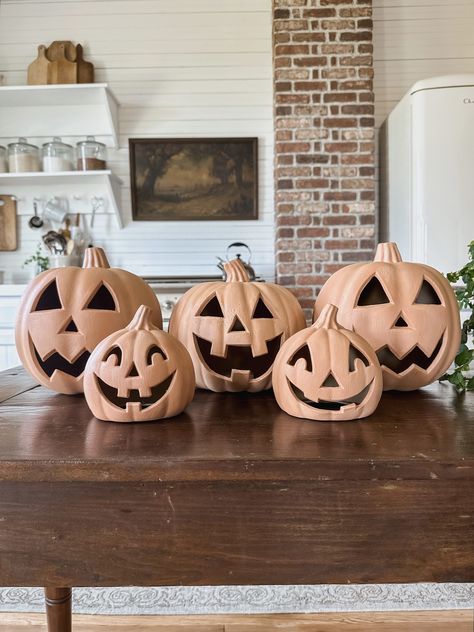 This is one of my favorite Fall decor projects to date! Come see how to make these easy, fun, and adorable faux terra cotta pumpkins! Terra Cotta Pumpkins, Pumpkin Decor Diy, Vintage Fall Decor, Painting Pumpkins, Halloween Facts, Farmhouse Halloween, White Halloween, Faux Pumpkins, Fall Thanksgiving Decor