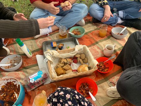 Fall Picnic With Friends, Friendsgiving Picnic Ideas, Fall Friend Activities, Fall Picnic Party, October Picnic, Autumn With Friends, Fall Picnic Aesthetic, Chili Cookies, Fall Picnic Ideas