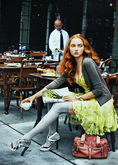 from UK VOGUE Lily Cole, Mode Editorials, Versace Dress, Vogue Uk, Poses References, Girl Reading, 인물 사진, Look Chic, Fashion Photo