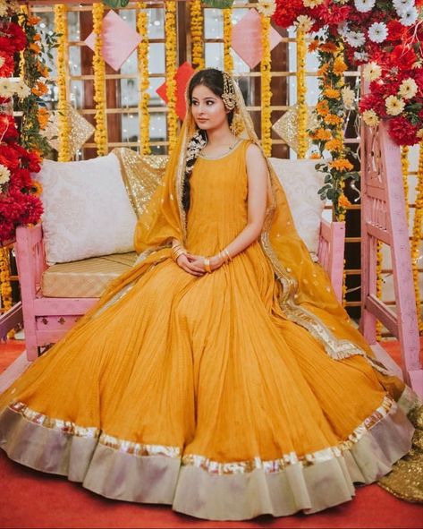 Very pretty yellow color combinations outfits Fancy Mehndi, Haldi Dress For Bride, Mayun Bride, Mehandi Dress, Mayon Dresses, Haldi Dress, Fashion Dress Up Games, Mehndi Dress, Latest Bridal Dresses