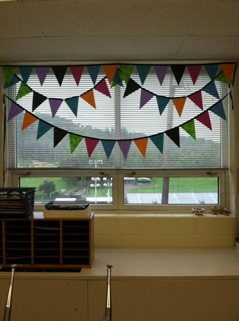 Polka Dot Lesson Plans: No Sew Classroom Pennant Banner {Monday Made It} Classroom Window Decorations, Classroom Decoration Ideas, Classroom Curtains, Polka Dot Classroom, Classroom Window, Organized Classroom, Classroom Decor High School, Diy Classroom Decorations, Classroom Makeover