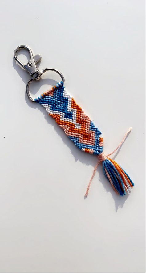 Keychain Bracelet Pattern, Friendship Bracelet Keychain Pattern, Alpha Knot, Friendship Bracelet Keychain, Thread Keychain, String Keychain, What Is Your Favorite Color, Brazilian Bracelet, Keychain Patterns