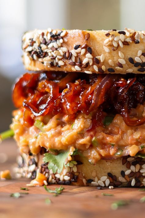 Gochujang Chickpea Salad Sandwich Kimchi Sandwich Vegan, Sandwich Ideas Vegan, Vegan Chickpea Sandwich, Chickpea Sandwich Filling, Healthy Sub Sandwiches, Healthy Veggie Sandwich, Vegan Picnic Recipes, Asian Sandwich Recipes, European Lunch Ideas