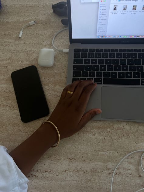 Desk studio office and minimal gold jewellery aesthetic Black Businesswoman Aesthetic, Office Girly Aesthetic, Aesthetic Stock Photos, Business Esthetics, Working From Home Aesthetic, Focus Wallpaper, Gold Jewellery Aesthetic, Desk Flatlay, Aesthetic Workspace