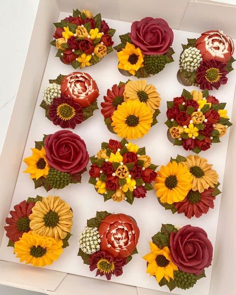 16th Bday Party Ideas, Fall Theme Cakes, Sunflower And Roses, Bday Food, Wedding Cupcake Display, Sunflower Ideas, Sunflower Cupcakes, Wedding Cakes And Cupcakes, Roses Birthday