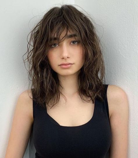 15 Best Wash and Go Haircuts You Can Style in No Time Haircut For Square Face Wavy Hair, Haircuts For Box Faces, Hairstyles For Chunky Faces For Women, Hair Ideas For Square Faces, Wavy Hair Bangs Square Face, Hair For Square Jaw, Haircuts For Square Faces Short, Square Face Wavy Hair, Short Hair With Bangs Square Face