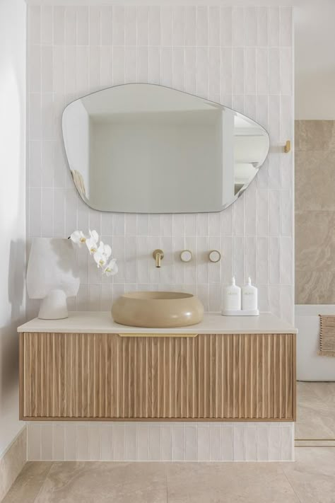 An outdated Gold Coast home is transformed in the second project of a new web series by The Block royalty, Andy and Deb. Drømme Bad, Beaumont Tiles, Ensuite Bathroom, Bathroom Inspiration Decor, Main Bathroom, Family Bathroom, Bathroom Renos, Bathroom Inspo, House Bathroom