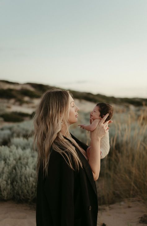 Flattering Photo Outfits, Outdoor Photoshoot With Newborn, Field Newborn Photoshoot, Mommy And Newborn Photo Shoot Outside, Mommy And Infant Photo Shoot, Outdoor Newborn Photos With Siblings, Newborn Family Photoshoot Outside, Outdoors Newborn Photography, Mom And Newborn Pictures Outdoor