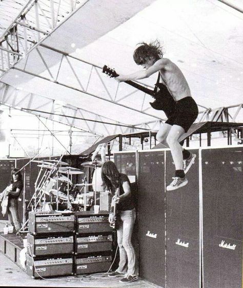 Absolutely love this pic! Angus Young 70s, Acdc Live, Malcolm Young, Ac Dc Rock, Bon Scott, Angus Young, Rock And Roll Bands, I'm With The Band, Mötley Crüe