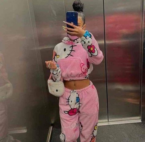 Hello Kity Outfits, Rooms Hello Kitty, Hello Kitty Tracksuit, Room Decor Hello Kitty, Baddie Hello Kitty, Clothes Baddie, Hello Kitty Style, Baddie Room, Aesthetic Pants