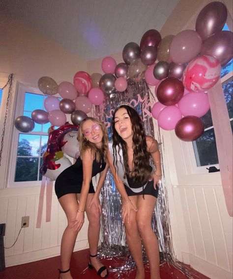 Photo Booth Ideas For Birthday, Photo Wall Bday Party, Pink Party Photo Wall, Birthday Pics Ideas With Friends, Pink Birthday Party Photoshoot, Birthday Party Photoshoot Ideas, Birthday Ideas 14th Birthday Girl, Bday Photos With Friends, Fourteenth Birthday Party Ideas