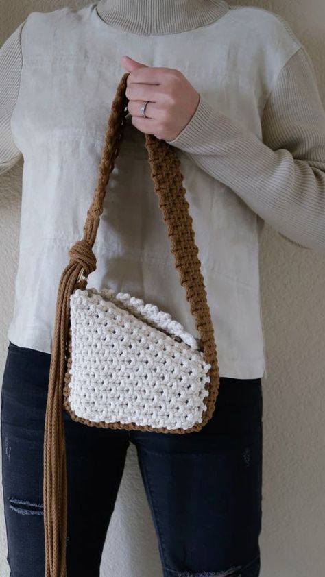 Macrame Shoulder Bag, Macrame Fashion, Crochet Hand Bags, Shoulder Bag Diy, Canvas Bag Diy, Pola Macrame, Crochet Outfits, Crochet Boho Bag, Macrame Bracelet Diy