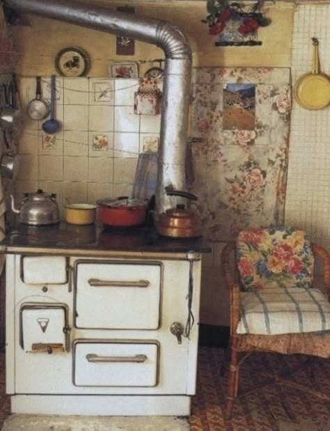 🌿🌼🧺 on Twitter: "… " Alter Herd, Granny Pods, Old Stove, Vintage Stoves, Deco House, Kitchen Stove, Old Kitchen, Cottage Kitchen, Country Kitchen