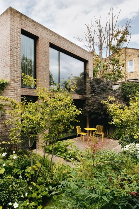 A masterclass in city garden design from Non Morris | House & Garden Stepping Stone Paths, Naturalistic Garden, Building Site, Tiny White Flowers, London Garden, English Country Gardens, London House, City Garden, How To Go