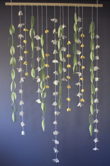 Flower backdrop for wedding ceremony Hanging Paper Leaves Diy, Photo Decorating Ideas Wall, Diy Room Hanging Decor, Cool Curtain Ideas, Hanging Vines Decor, Hanging Flower Diy, Origami Vines, Window Hanging Decor Diy, Birthday Photo Wall Ideas