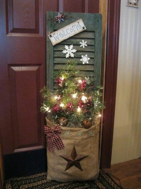 Wood Christmas Decorations, Christmas Projects Diy, Primitive Christmas, Noel Christmas, Country Christmas, Christmas Deco, Xmas Crafts, Primitive Decorating, Decor Rustic