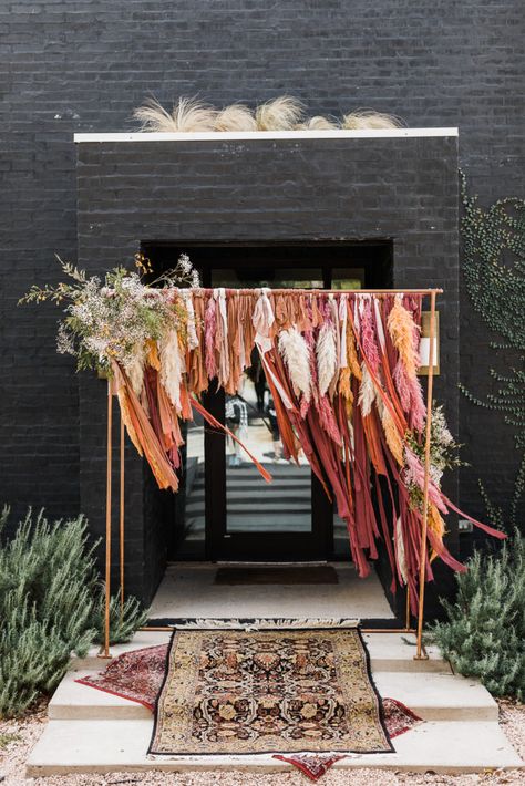 A Floral Guide to Fall Weddings - thefloraleclectic.com Boho Wedding Backdrop, Boho Backdrop, Minimalist Dekor, Decoration Vitrine, Stile Boho Chic, Photos Booth, Ceremony Backdrop, Outdoor Wedding Ceremony, Wedding Deco