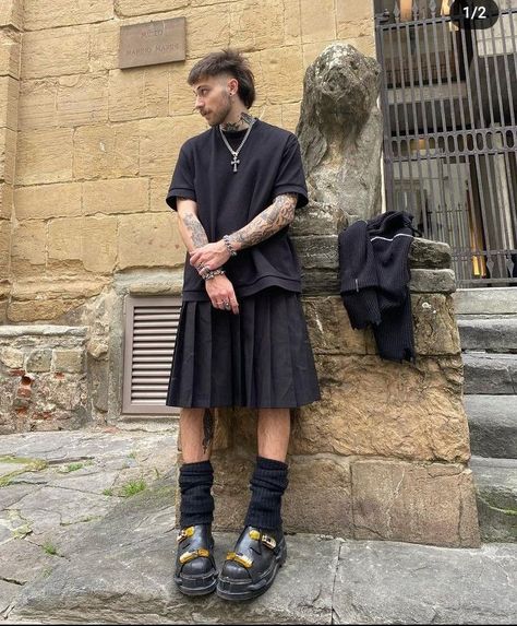 Curly Chignon Punk Fashion Nonbinary, Guy In Dress Aesthetic, Unconventional Mens Fashion, Feminine Outfits For Guys, Enby Outfits Skirt, Vintage Queer Fashion, Trans Masculine Fashion, Black Cat Aesthetic Outfit Men, Skirt Masc Outfit