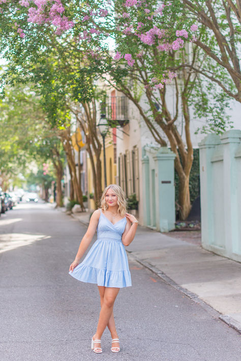 Charleston senior session Charleston Senior Photos, Charleston Sc Senior Pictures, Charleston Photo Ideas, Charleston Senior Pictures, Preppy Senior Pictures, Charleston Birthday, Rainbow Row Charleston, Pictures Downtown, Senior Outfits