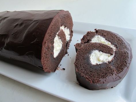 A velvety chocolate cake is rolled up with vanilla whipped cream and then swathed in glossy ganache. Mugcake Recipe, Chocolate Snack Cake, Ganache Icing, Log Cake, Chocolate Roll, Vanilla Whipped Cream, Spiced Coffee, Caking It Up, Roll Cake