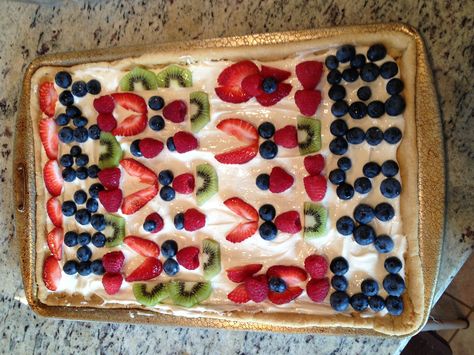 Easter fruit pizza!  My three year old loved making the bunnies. Bunny Fruit Pizza, Easter Fruit Pizza, Fruit Pizza Dough, Easter Bunny Fruit, Fruit Pizza Icing, Fruit Pizza Cups, Fruit Pizza Frosting, Egg Fruit, Fruit Pizza Bar