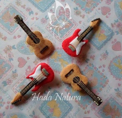 Felt Guitar, Baby Mobil, Chicken Crafts, Quilted Ornaments, Felt Patterns, Small Sewing Projects, Felt Brooch, Felt Christmas Ornaments, Wool Crafts