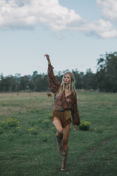 Hippie Western Outfits, 2025 Inspiration, Country Core, Edgy Bohemian, Chasing Unicorns, Golden Summer, Cali Style, Estilo Hippy, Western Aesthetic