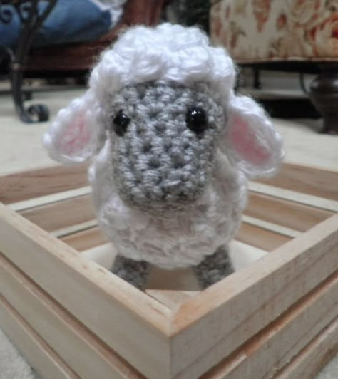 Crochet sheep amigurumi. (Free pattern). ༺✿ƬⱤღ http://www.pinterest.com/teretegui/%E2%9C%BF%E0%BC%BB Crocheted Sheep, Crochet Sheep Free Pattern, Sheep Amigurumi, Stuff Toys, Crochet Sheep, Toys Crochet, Sheep Farm, Crafty Creations, Crochet Animal Patterns