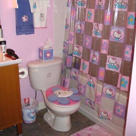 Hello Kitty Bathroom Aesthetic, Hello Kitty Door Decoration, Hello Kitty Bathroom Decor, Bathroom Y2k, Hello Kitty Room Aesthetic, Y2k Bathroom, Kawaii Bathroom, 2000s Bedroom, Cute Rooms