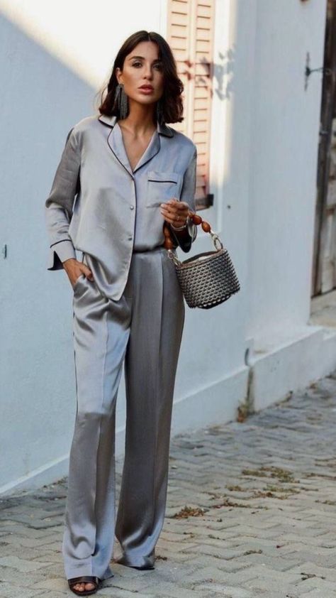 Satin Pajamas Outfit, Silky Pants Outfit, Satin Set Outfit, Lounge Wear Ideas, Silky Pants, Pyjama Satin, Pajama Fashion, Effortlessly Chic Outfits, Silk Suit