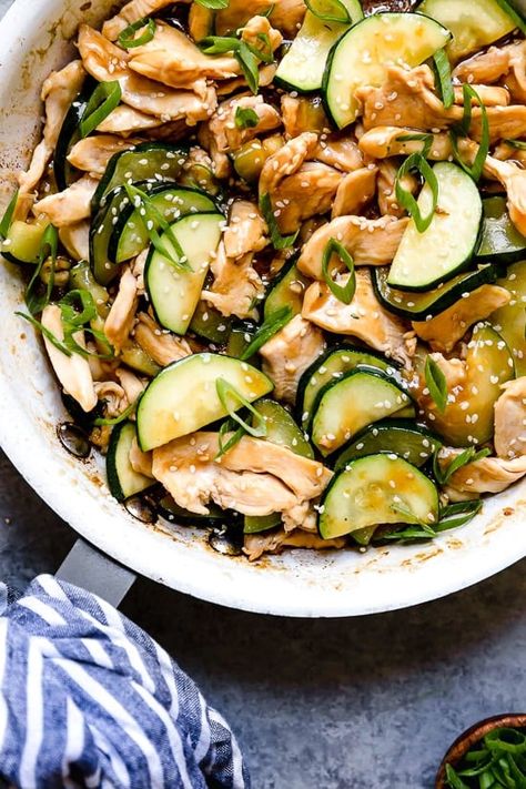 This quick Chicken and Zucchini Stir Fry is delicious, made with chicken breast, zucchini and an easy stir fry sauce. Wok Sauce, Zucchini Stir Fry, Zucchini Sauce, Stir Fry Sauce Easy, Chicken And Zucchini, Low Fat Chicken, Summer Zucchini, Recipe Critic, Stir Fry Dishes