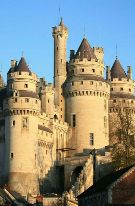 Camelot castle Castle France, Castles France, Castles In Wales, Old Castle, Chateau Medieval, Castle Mansion, Castle Ruins, Chateau France, Voyage Europe