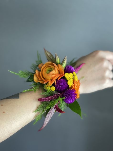 Unique Wrist Corsage, Colorful Corsage Wedding, Single Rose Corsage, Homecoming Corsages Wristlets, Unique Corsage Ideas, Nose Gay Bouquet Prom, Colorful Prom Corsage, Prom Corsages 2023, Fall Corsage