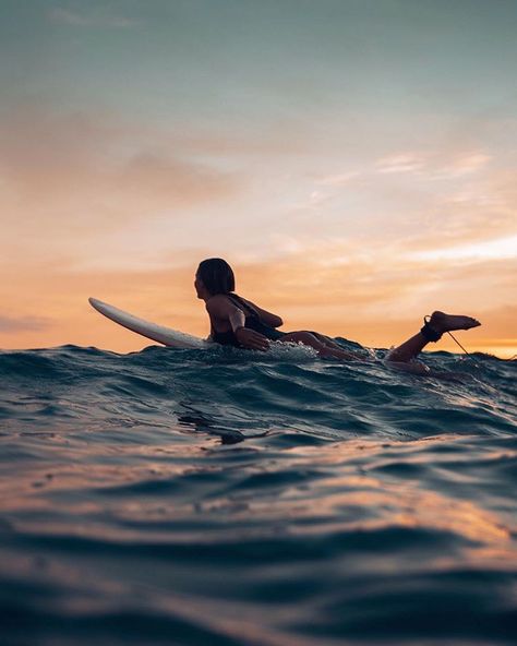 Beach Aura, Aura Photos, Surfer Vibes, Surfer Lifestyle, Bali Surf, Hotel Bali, Surfing Aesthetic, Surf Aesthetic, Female Oc