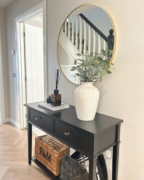 Black Console Table Entryway Decor, Entryway Console With Mirror, How To Style A Console Table Entryway, Decoration Console Entree, White Console Table Entryway, Hallway Entry Ideas, Black Console Table Entryway, Entryway Decor Modern Luxury, Black Console Table Decor