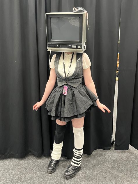 Tv Head Cosplay Tutorial, Creepycore Outfits, Tv Head Costume, Cardboard Tv Head, Dreamcore Tv, Weirdcore Accessories, Object Head Cosplay, Tv Head Character, Tv Head Cosplay