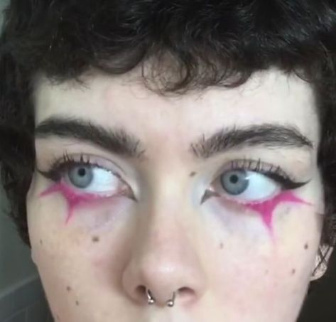 @TrashySoda Cute Makeup Looks Grunge, Artsy Eyeliner Black, 1970s Makeup Looks, Fun Makeup Ideas Hooded Eyes, Soft Clowncore Makeup, Zelda Inspired Makeup, Crazy Cool Makeup, Punk Aesthetic Makeup, Weird Eye Makeup