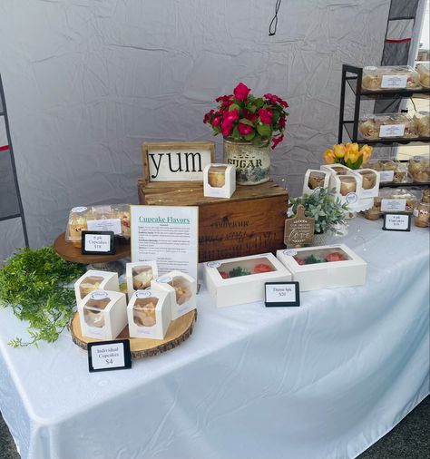 Cake Vendor Booth Display Ideas, Bakery Stall Ideas, Pop Up Food Stand Ideas, Food Stand Ideas, Vendor Booth Display Ideas, Bake Sale Displays, Booth Display Ideas, Farmers Market Display, Vendor Booth Display