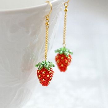 beaded strawberries earrings Handmade Seed Bead Earrings, Strawberry Bead Earrings, Diy Strawberry Earrings, Watermelon Beaded Earrings, Beaded Strawberry Pattern, Beaded Strawberry Tutorial, Beaded Fruit Earrings, Seed Bead Crafts Diy, Seed Bead Strawberry