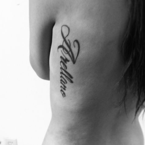 My last name tattoo. Arellano. Back Name Tattoo, Vertical Name Tattoo, Surname Tattoo, Side Name Tattoos Women, Name Tattoos On Side Ribs, Rib Cage Name Tattoos For Women, Name Tattoo Ribs, Rib Name Tattoo, Cursive Last Name Tattoos