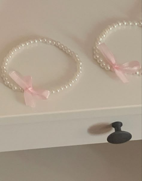 Bead Charms Diy, Pink Bows, Jewelry Accessories Ideas, Pink Girly Things, Girly Accessories, Beaded Bracelets Diy, Girly Jewelry, Diy Charms, Bijoux Diy