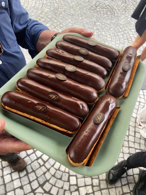 Parisian Food, French Snacks, Paris Desserts, French Sweets, Food Paris, Eclair Recipe, French Baking, Chocolate Eclair, Paris Food