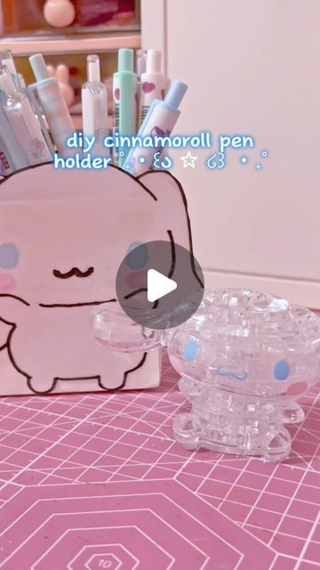 Diy Desk Decor Aesthetic, Pencil Cup Diy, Cinnamoroll Diy, Sanrio Crafts, Pompompurin Kuromi, Pen Holder Diy, Diy Pencil Holder, Kawaii Desk, Diy Hello Kitty