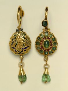 Morocco | Earrings, 17th century | Fabricated from sheet and wire, engraved, enameled, and set with rubies and emeralds Ancient Jewellery, Historical Jewellery, Art Earrings, Orff, Ancient Jewelry, Ruby Earrings, Emerald Earrings, Gold Enamel, Antique Jewellery