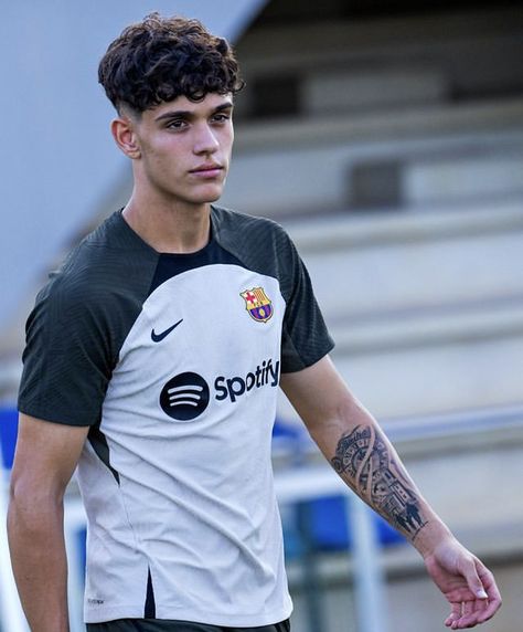 European Soccer Players, Hector Fort, Cute Football Players, Barcelona Players, Soccer Boyfriend, Football Players Images, Football Boyfriend, Football Love, Soccer Guys