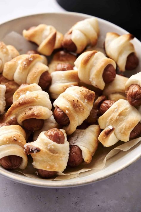 A bowl filled with air fryer pigs in a blanket, small sausages wrapped in baked puff pastry, sprinkled with coarse salt. Easy Pigs In A Blanket, Mini Hot Dogs, Corndog Recipe, Homemade Pastries, Family Fun Night, Vegan Sausage, Kids Party Food, Pigs In A Blanket, Main Dish Salads