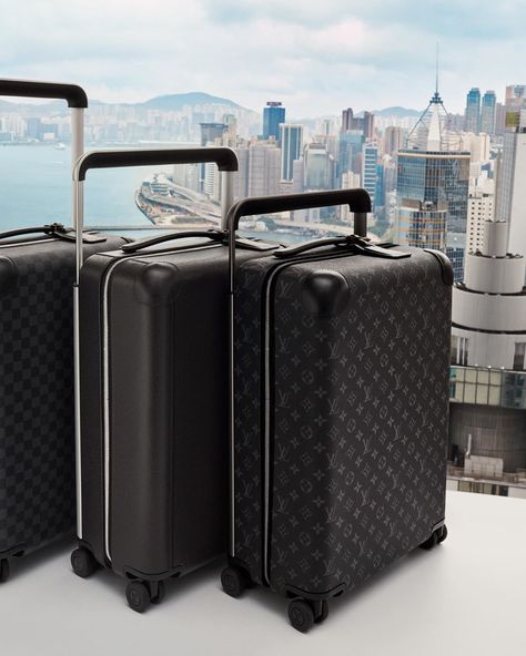 Louis Vuitton Official on Instagram: “At the ready. #LouisVuitton’s expanded line of Horizon Luggage comes in a variety of finishes from Monogram canvas to Epi leather. Explore…” Louis Vuitton Luggage Set, Luxury Suitcase, Louis Vuitton Suitcase, Luxury Travel Bag, Cute Luggage, Louis Vuitton Luggage, Designer Luggage, Louis Vuitton Travel, Jewelry Display Box